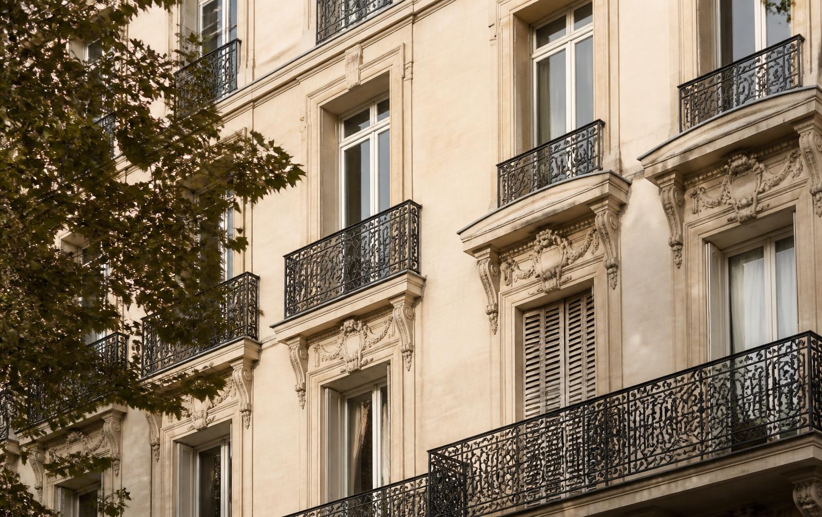 Façade d'immeuble haussmannien parisien près de l'institut Kynéra, Paris 17e